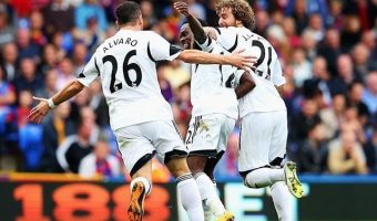 Los jugadores del Swansea celebran uno de los goles | SPORTS MOLE