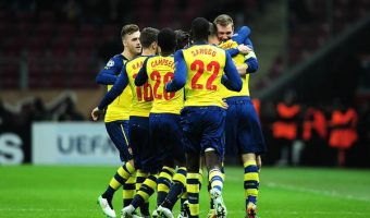 Los jugadores del Arsenal celebran uno de los goles en Estambul